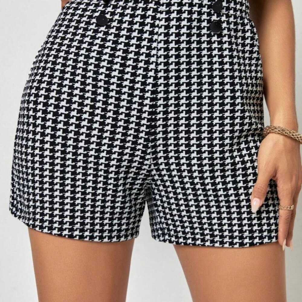 NEW! Sizes M, L or XL Houndstooth Print Button Detail Shorts Black & White
